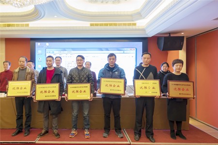 公交優勝企業領獎（王淑珍）_副本.jpg